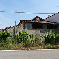 Vista principale fronte strada con area esclusiva antistante