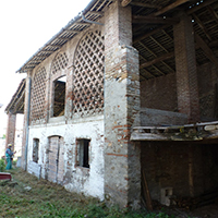 Vista principale con dettaglio 'greca a croce' in mattoni