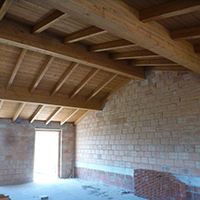 Dettaglio tetto a vista in legno interno